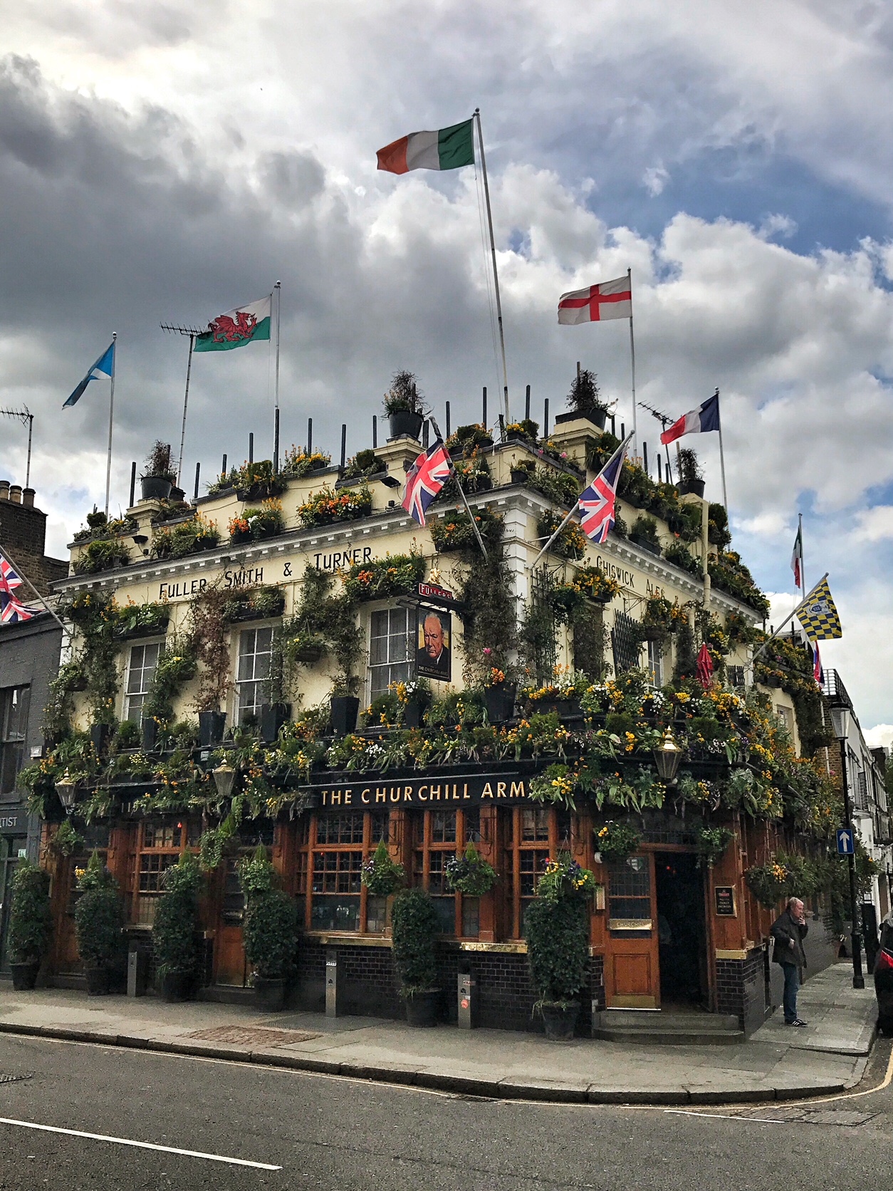 the churchill arms, notting hill, most instagrammable places in london, the-alyst.com