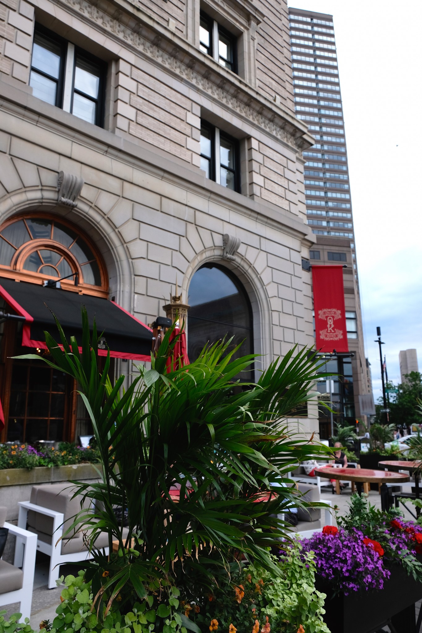 patio dining, fairmont copley plaza, oak long bar and kitchen, boston, the-alyst.com