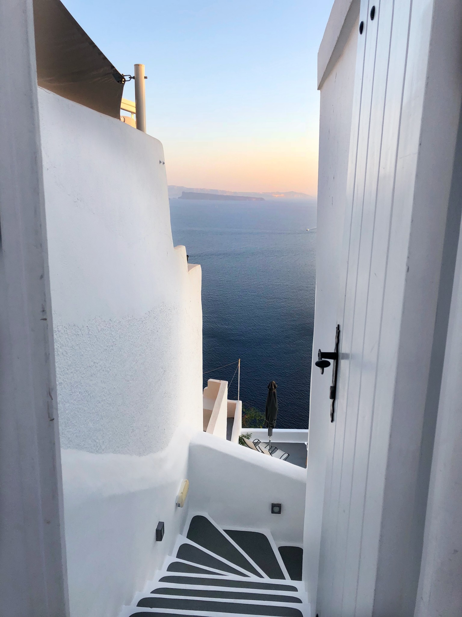most instagrammable spots oia, santorini, the-alyst.com