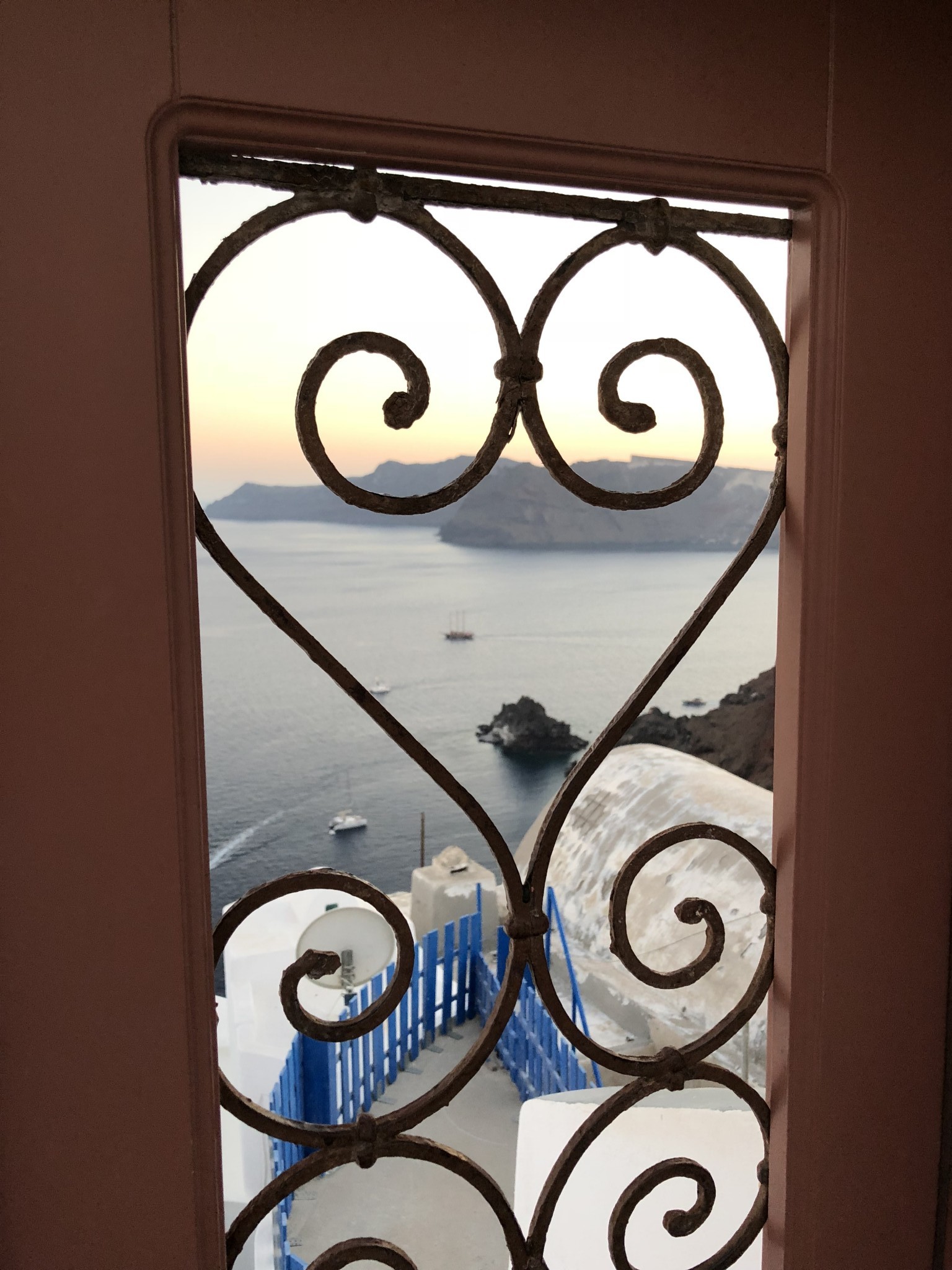 most instagrammable spots oia, santorini, the-alyst.com